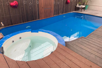 Fibreglass swimming pool
